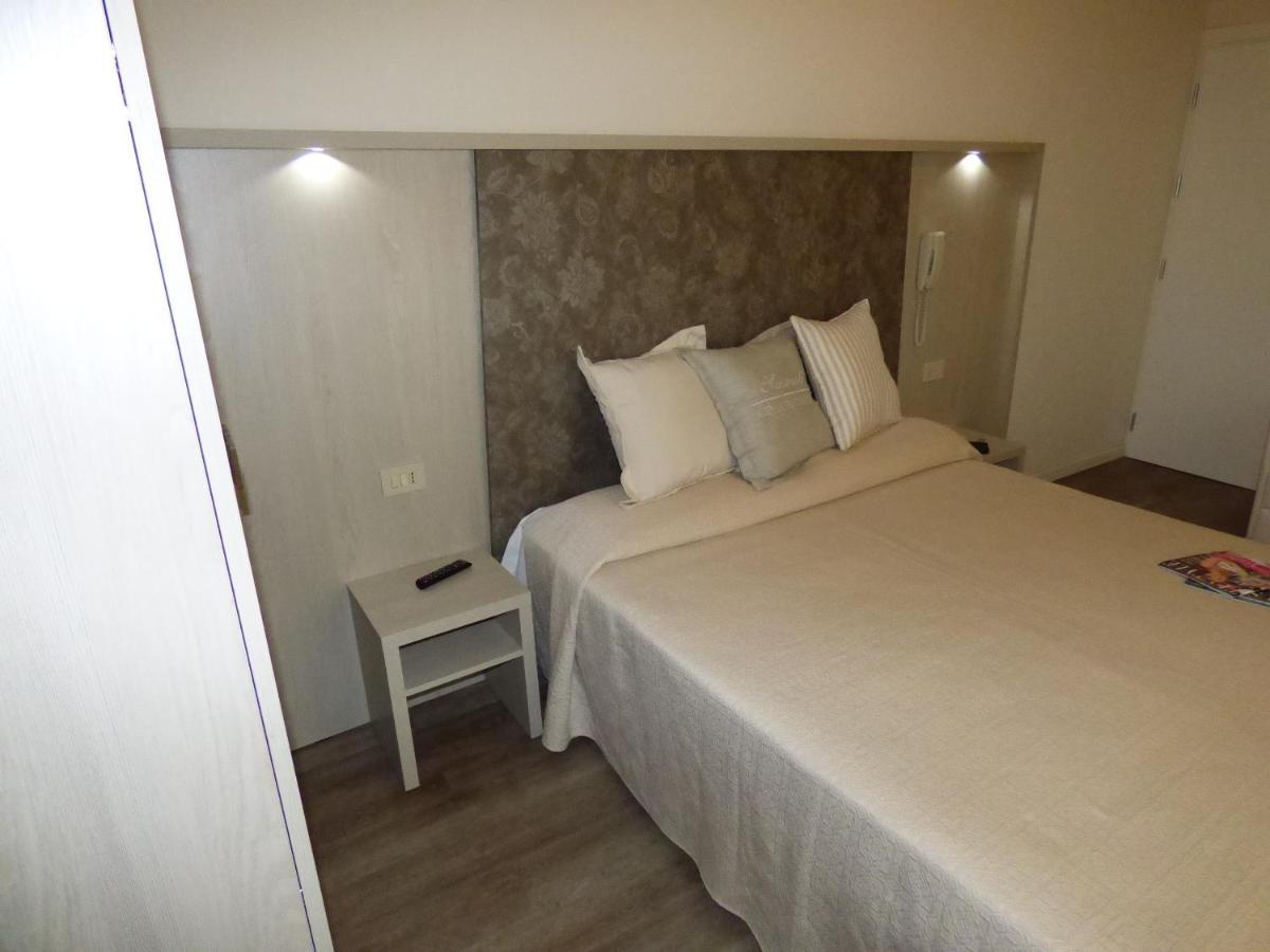 Design Hotel Astra B&B Misano Adriatico Exterior photo