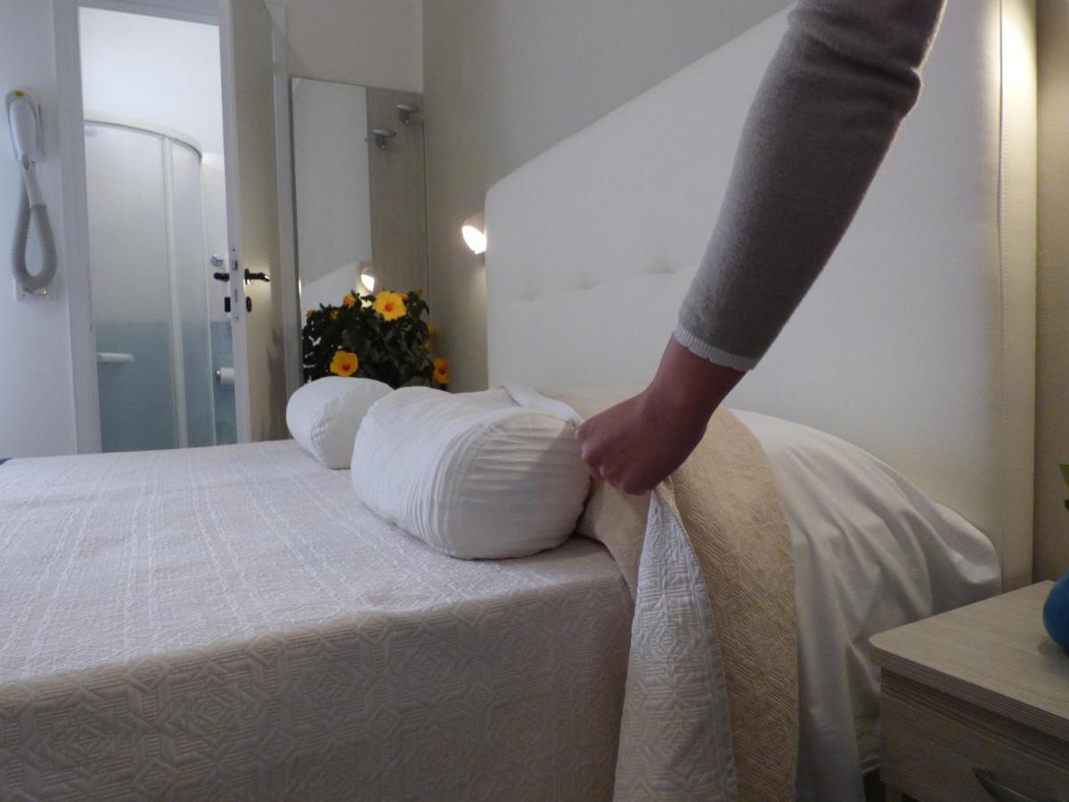 Design Hotel Astra B&B Misano Adriatico Exterior photo